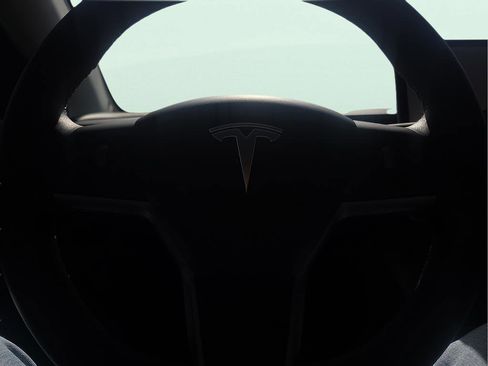 Used 2025 Tesla Model Y Long Range RWD image 19