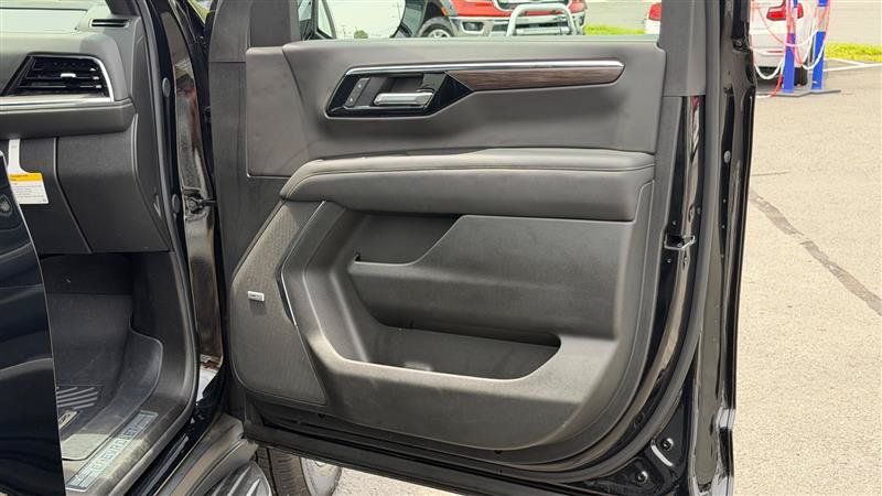 Used 2026 Chevrolet Suburban Premier RWD image 33