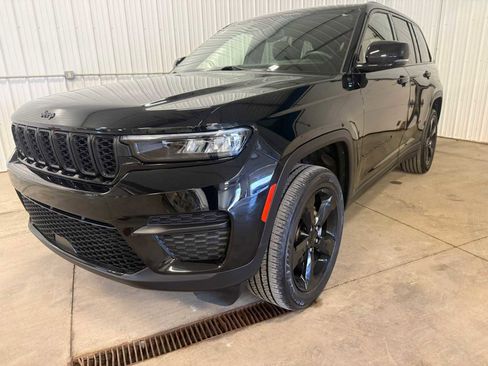 Certified 2023 Jeep Grand Cherokee Altitude image 1