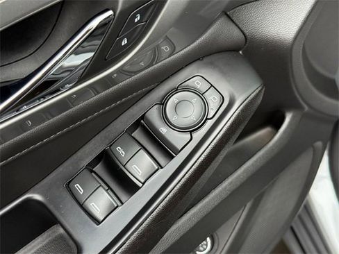 Used 2023 Chevrolet Traverse LT image 18