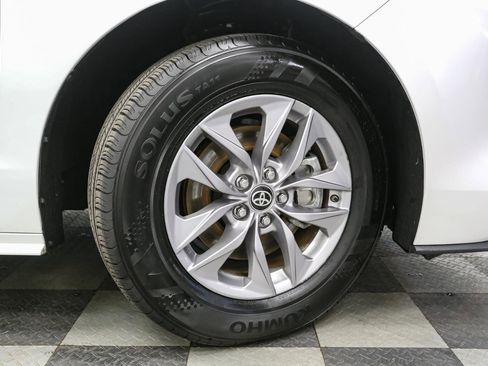 Used 2025 Toyota Sienna XLE image 17