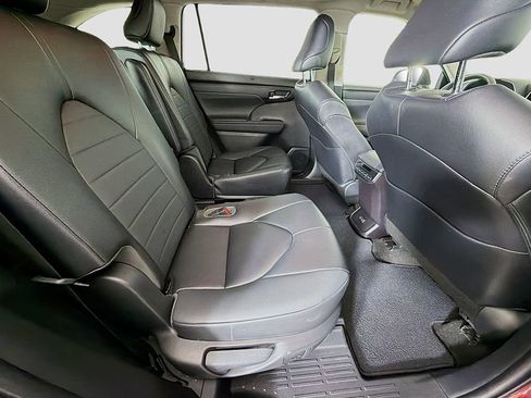 Used 2023 Toyota Highlander XLE AWD/4WD image 28