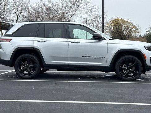 Used 2022 Jeep Grand Cherokee Altitude image 8