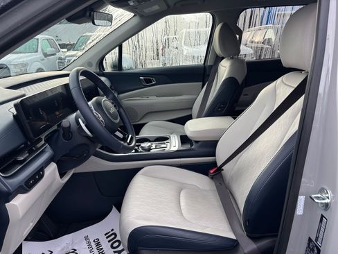 Used 2025 Kia Carnival EX image 16
