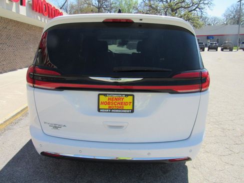 Used 2023 Chrysler Pacifica Touring-L FWD image 3