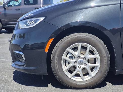 Used 2023 Chrysler Pacifica Touring-L FWD image 6
