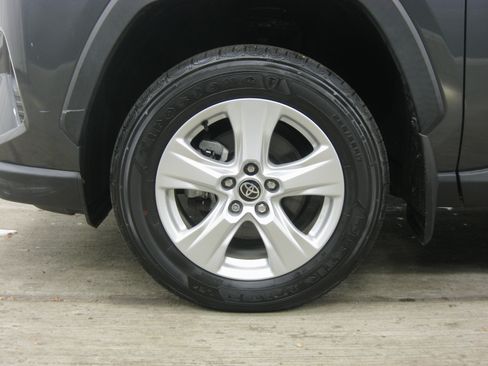 Used 2021 Toyota RAV4 XLE w/ Convenience Package image 28