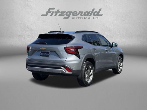 Used 2025 Chevrolet Trax LT FWD image 6