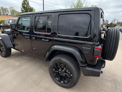 Used 2025 Jeep Wrangler Sahara w/ Safety Group image 10