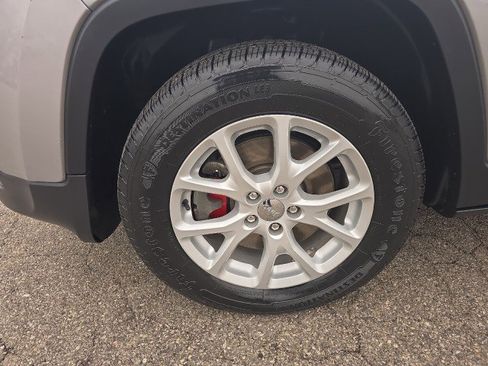 Used 2016 Jeep Cherokee Latitude w/ Cold Weather Group image 12