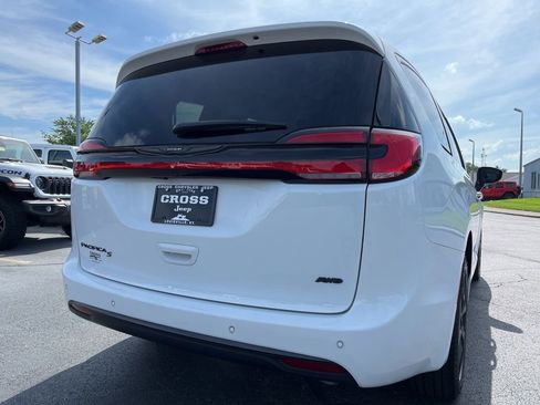 Used 2023 Chrysler Pacifica Touring-L w/ S Appearance Package AWD/4WD image 40