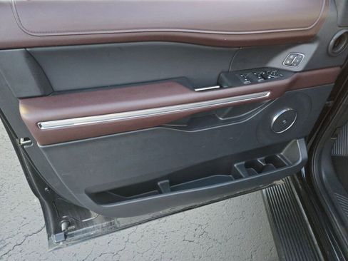 Used 2024 Ford Expedition Limited image 19