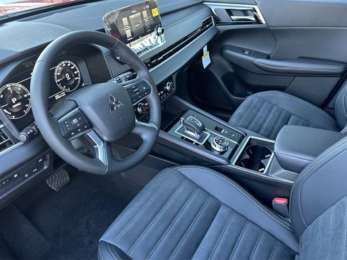 New 2025 Mitsubishi Outlander SE image 11