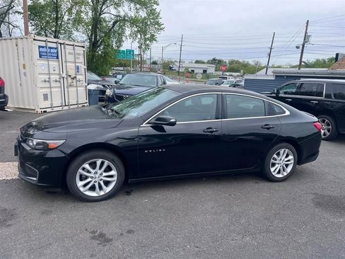 Used 2017 Chevrolet Malibu LT FWD image 3