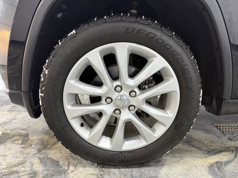 Used 2017 Jeep Grand Cherokee Limited image 23