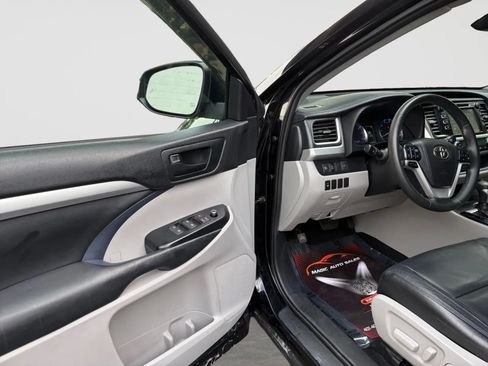Used 2019 Toyota Highlander Plus w/ Protection Package #3 AWD/4WD image 11