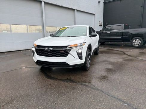 Used 2025 Chevrolet Trax RS w/ Sunroof Package image 16