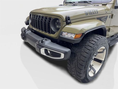 Used 2025 Jeep Gladiator Sport w/ Premium Package image 16