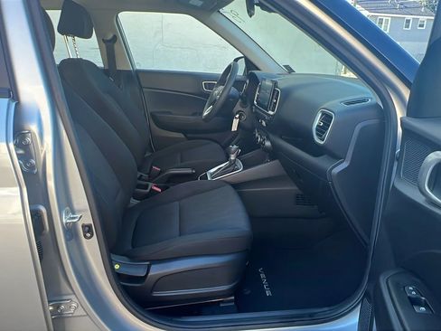 Used 2022 Hyundai Venue SE image 32
