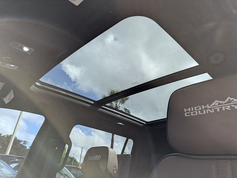 Certified 2025 Chevrolet Suburban High Country AWD/4WD image 19