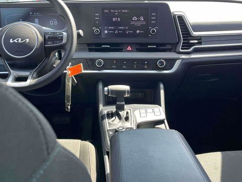 Used 2024 Kia Sportage LX FWD image 3