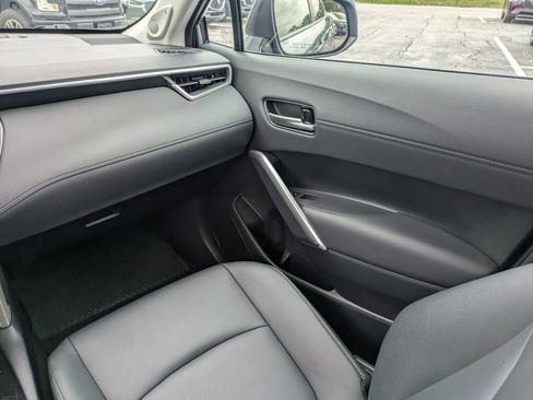 Used 2023 Toyota Corolla Cross XLE w/ Convenience Package FWD image 20