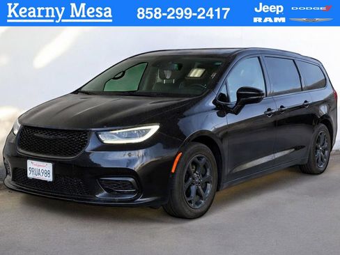 Used 2022 Chrysler Pacifica Limited w/ Uconnect Theater Family Group FWD image 1