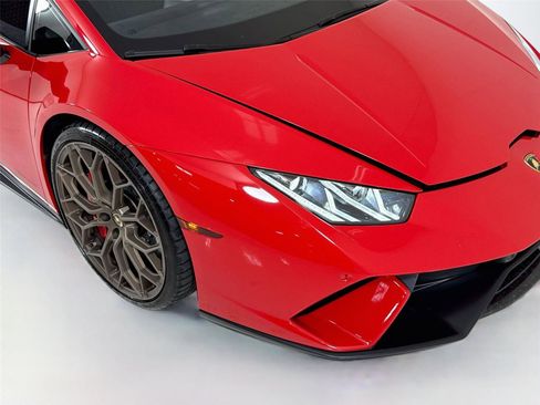 Used 2018 Lamborghini Huracan Performante AWD/4WD image 36