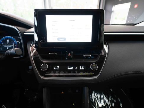 Used 2024 Toyota Corolla Cross XLE FWD image 17