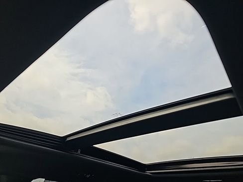 Used 2021 Chrysler Pacifica Limited w/ Uconnect Theater Family Group image 37