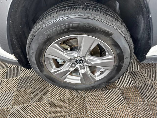 Used 2025 Toyota RAV4 XLE AWD/4WD image 28