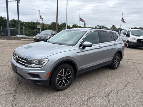 Used 2021 Volkswagen Tiguan SE w/ Panoramic Sunroof Package AWD/4WD image 3
