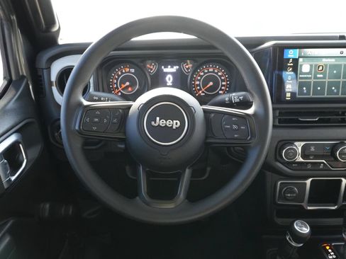 Used 2024 Jeep Gladiator Sport AWD/4WD image 17