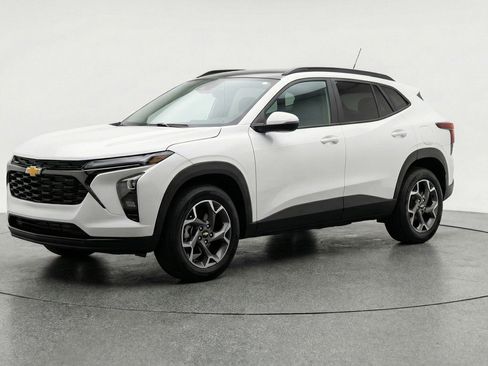 Used 2025 Chevrolet Trax LT image 3