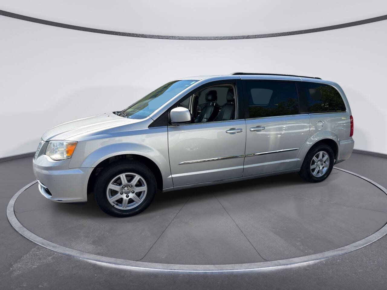 Used 2012 Chrysler Town & Country Touring w/ Entertainment Group #1 FWD image 2