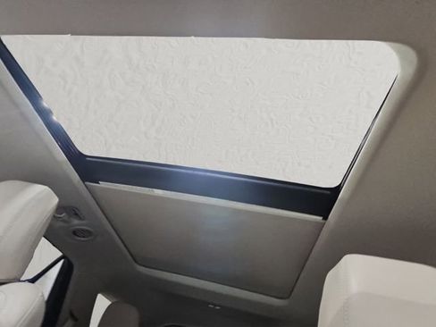 Used 2020 Ford Explorer Platinum w/ Premium Technology Package image 3