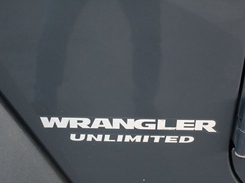 Used 2017 Jeep Wrangler Unlimited Rubicon w/ Connectivity Group AWD/4WD image 42