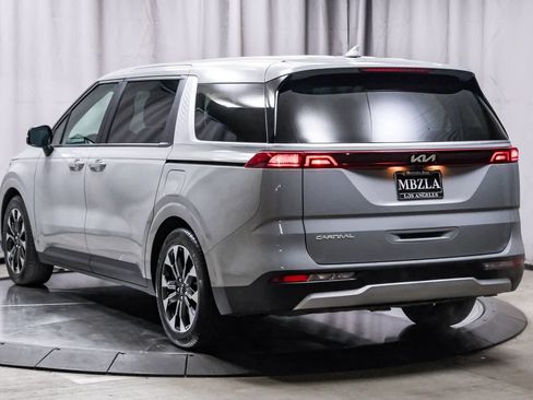 Used 2024 Kia Carnival EX image 2