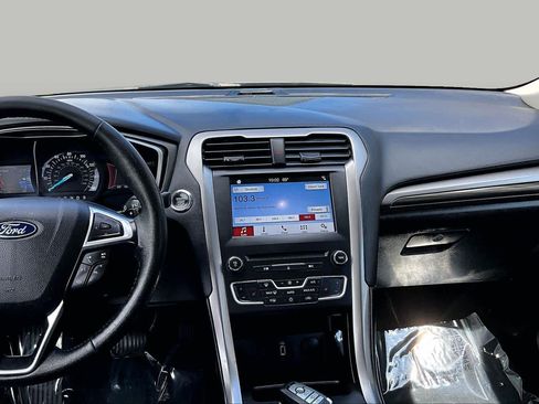 Used 2018 Ford Fusion SE w/ Fusion SE Technology Package FWD image 7