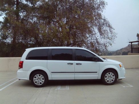 Used 2016 Dodge Grand Caravan American Value Package w/ UConnect Hands-Free Group FWD image 4