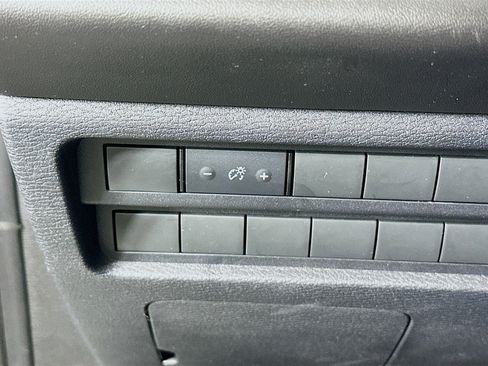 Used 2024 Mitsubishi Outlander SE image 16