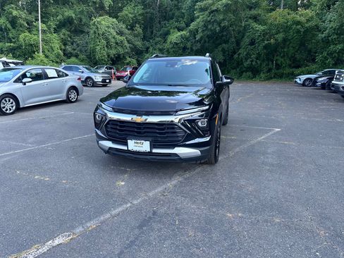 Used 2025 Chevrolet TrailBlazer LT FWD image 2