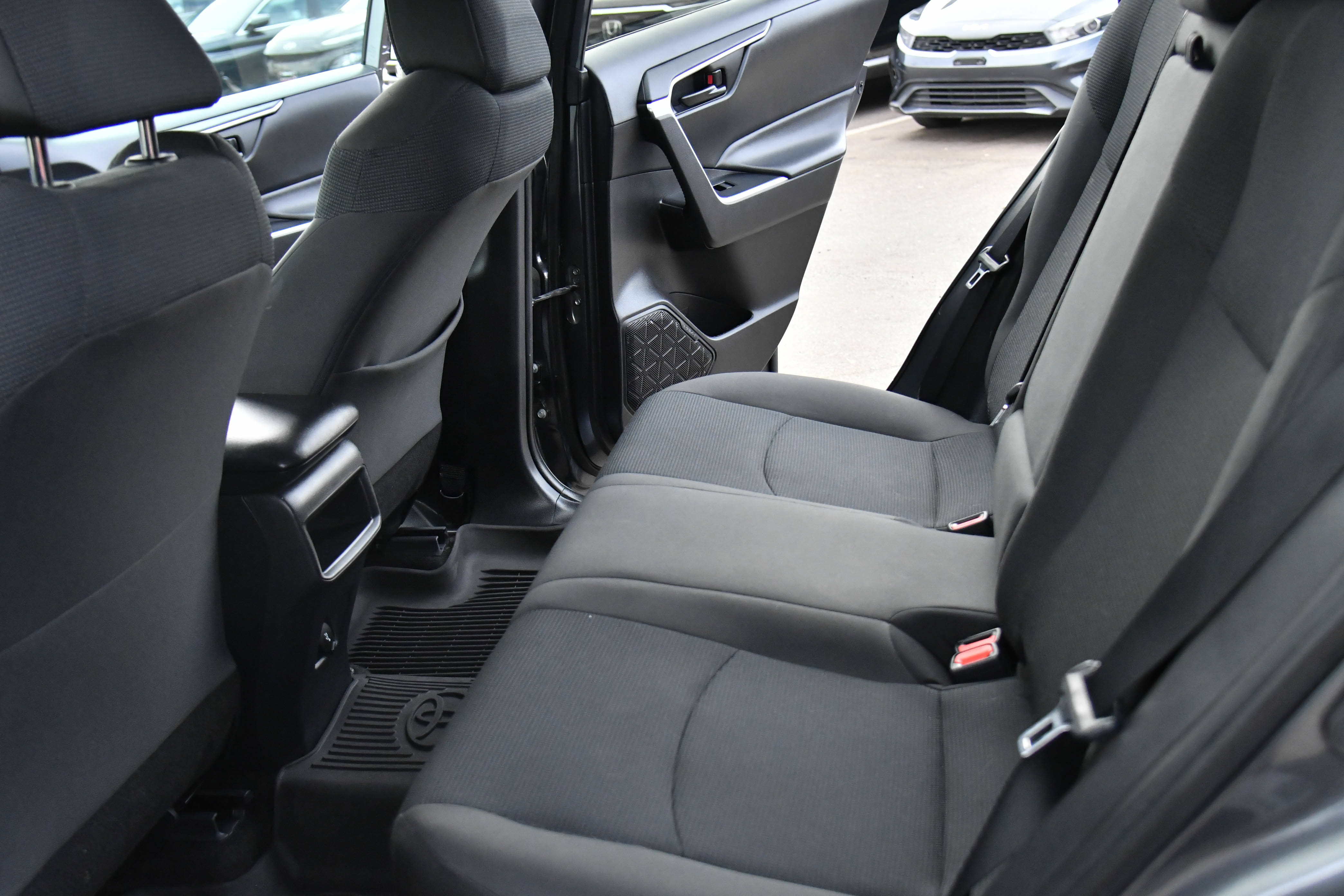 Used 2021 Toyota RAV4 LE FWD image 30