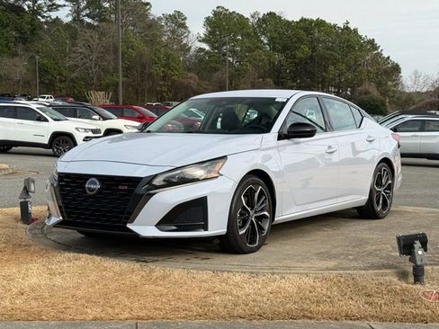 Used 2024 Nissan Altima 2.5 SR image 3