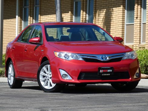 Used 2013 Toyota Camry XLE w/ Convenience Pkg image 3