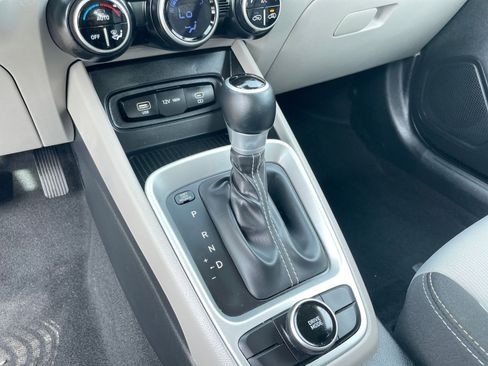 Used 2025 Hyundai Venue SEL image 42