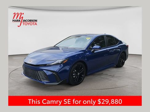 Used 2025 Toyota Camry SE FWD image 1