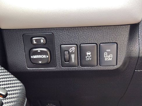 Used 2014 Toyota RAV4 Limited w/ Technology Package AWD/4WD image 25