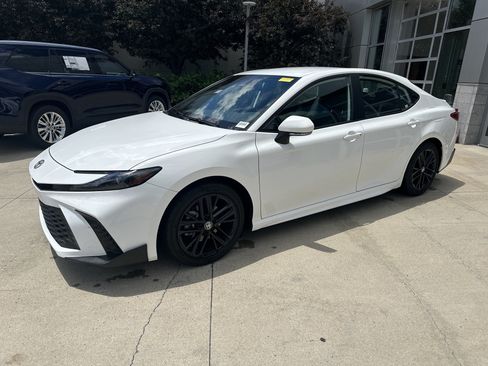 Used 2026 Toyota Camry SE FWD image 6