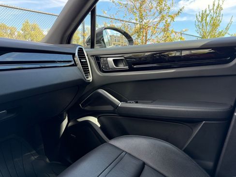 Certified 2022 Porsche Cayenne Platinum Edition image 24